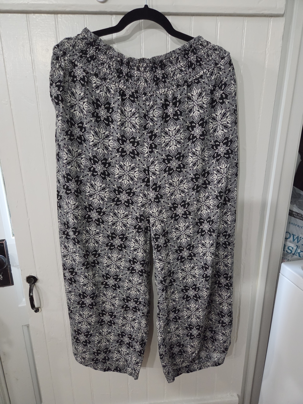 Torrid Black and White Paisley Print Pants (Plus Size 2S)